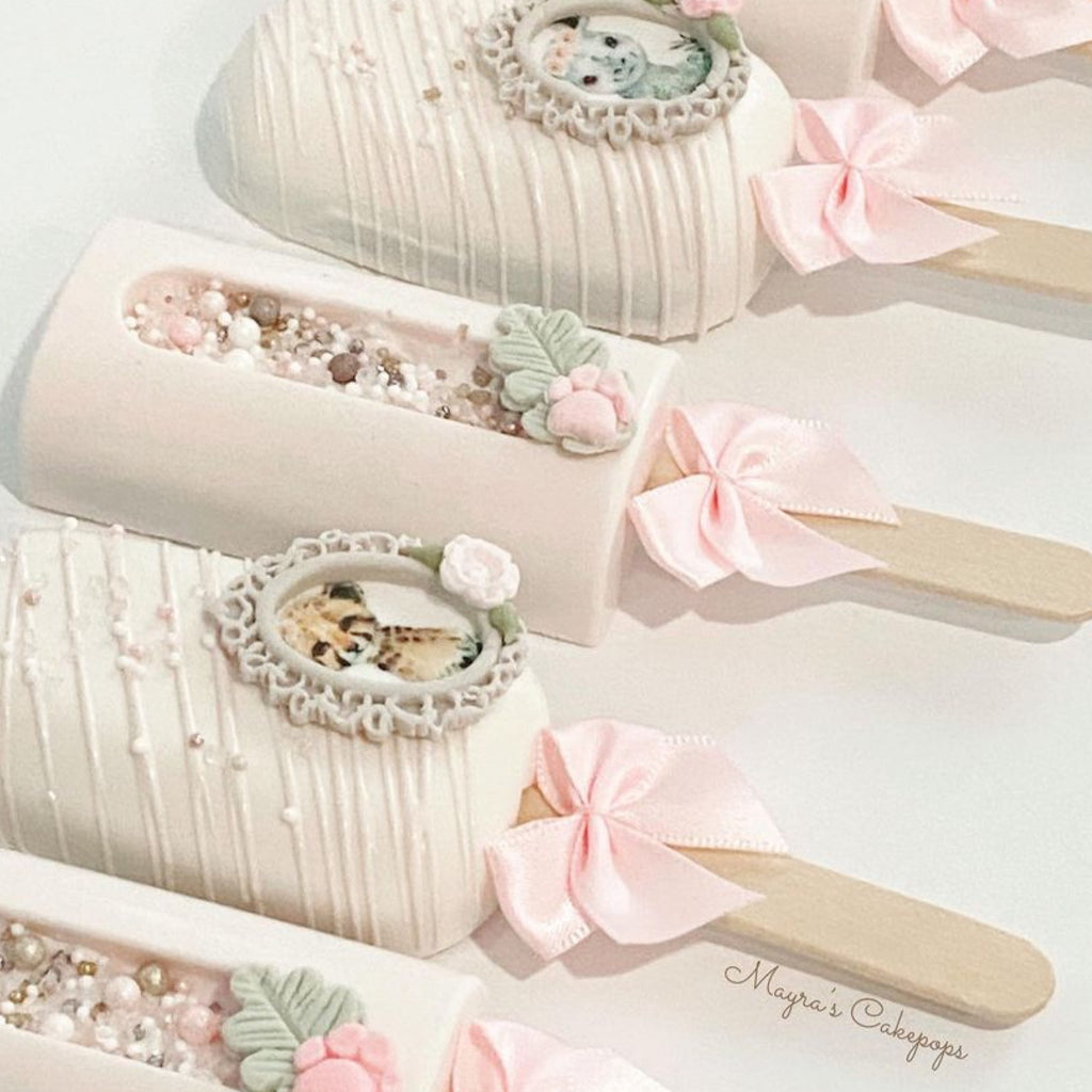 Cakesicle de picolé com sulco de granulado