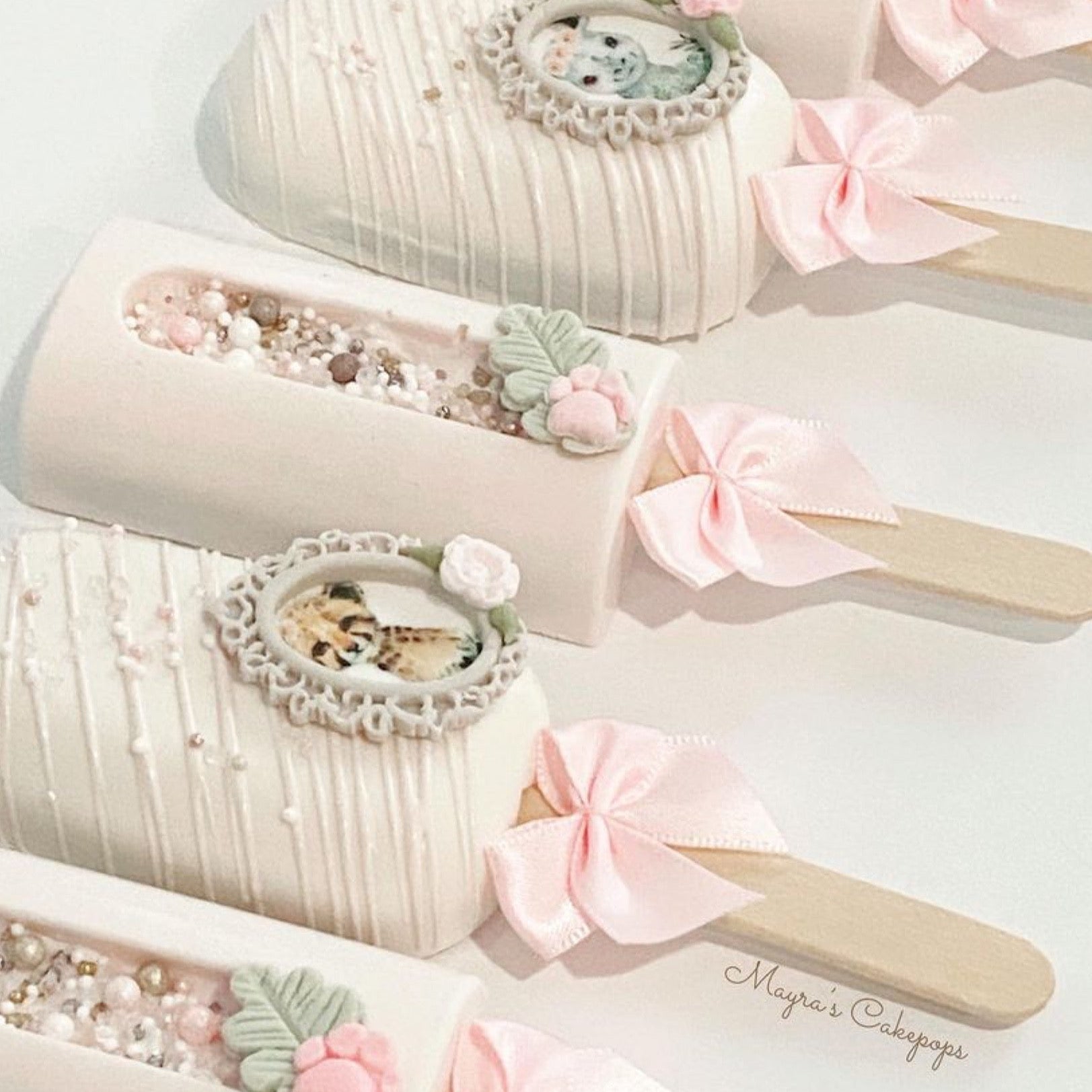 Cakesicle de picolé com sulco de granulado