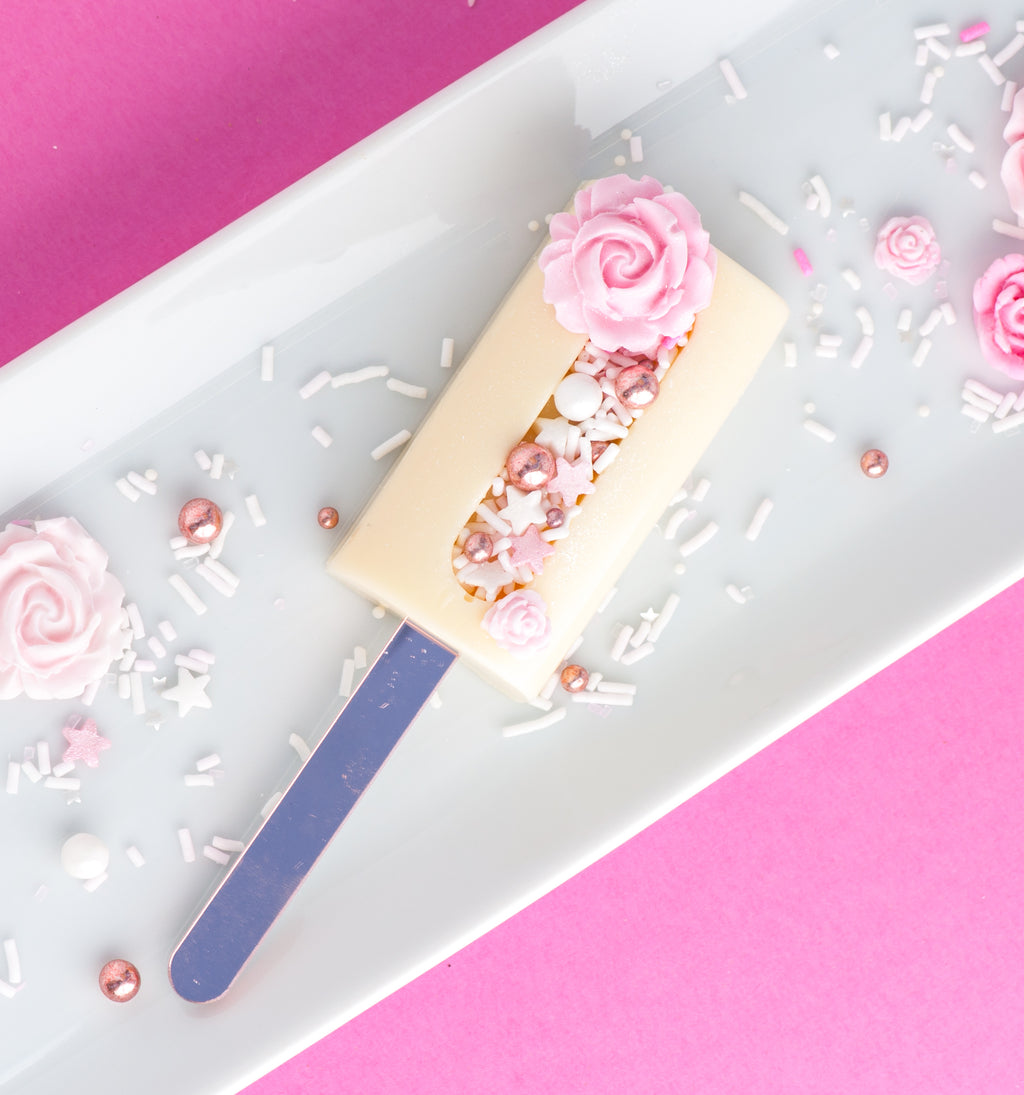 Cakesicle de picolé com sulco de granulado