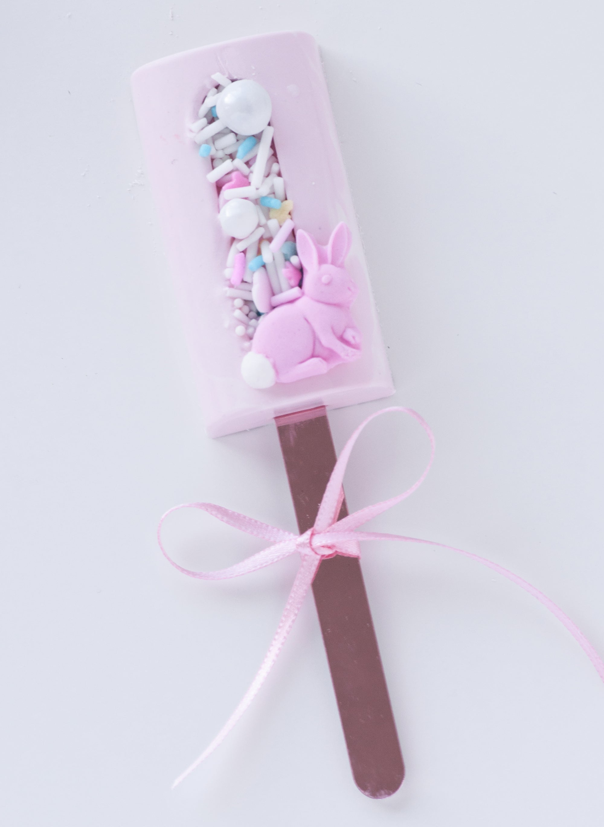 Cakesicle de picolé com sulco de granulado