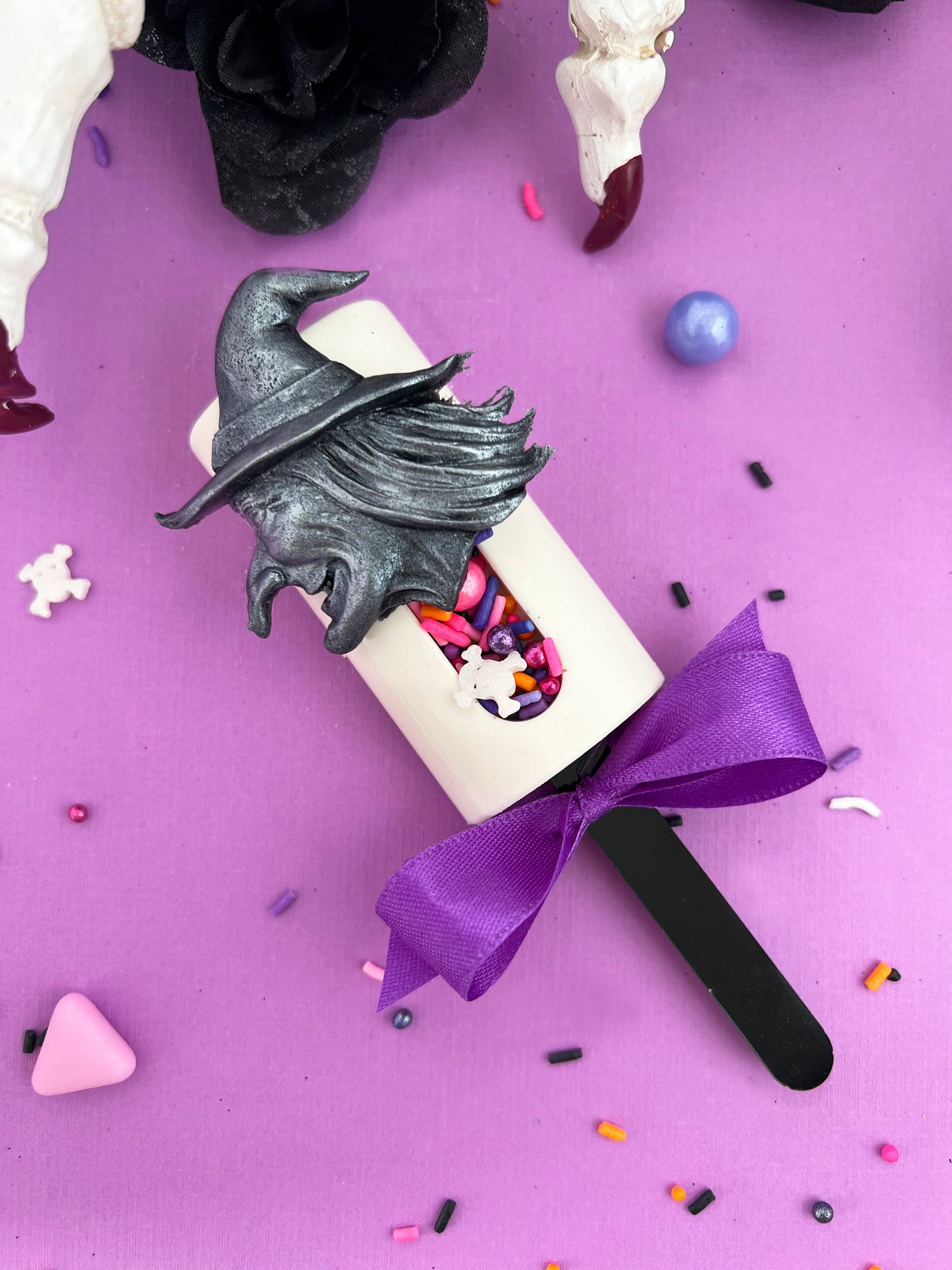 Cakesicle de picolé com sulco de granulado
