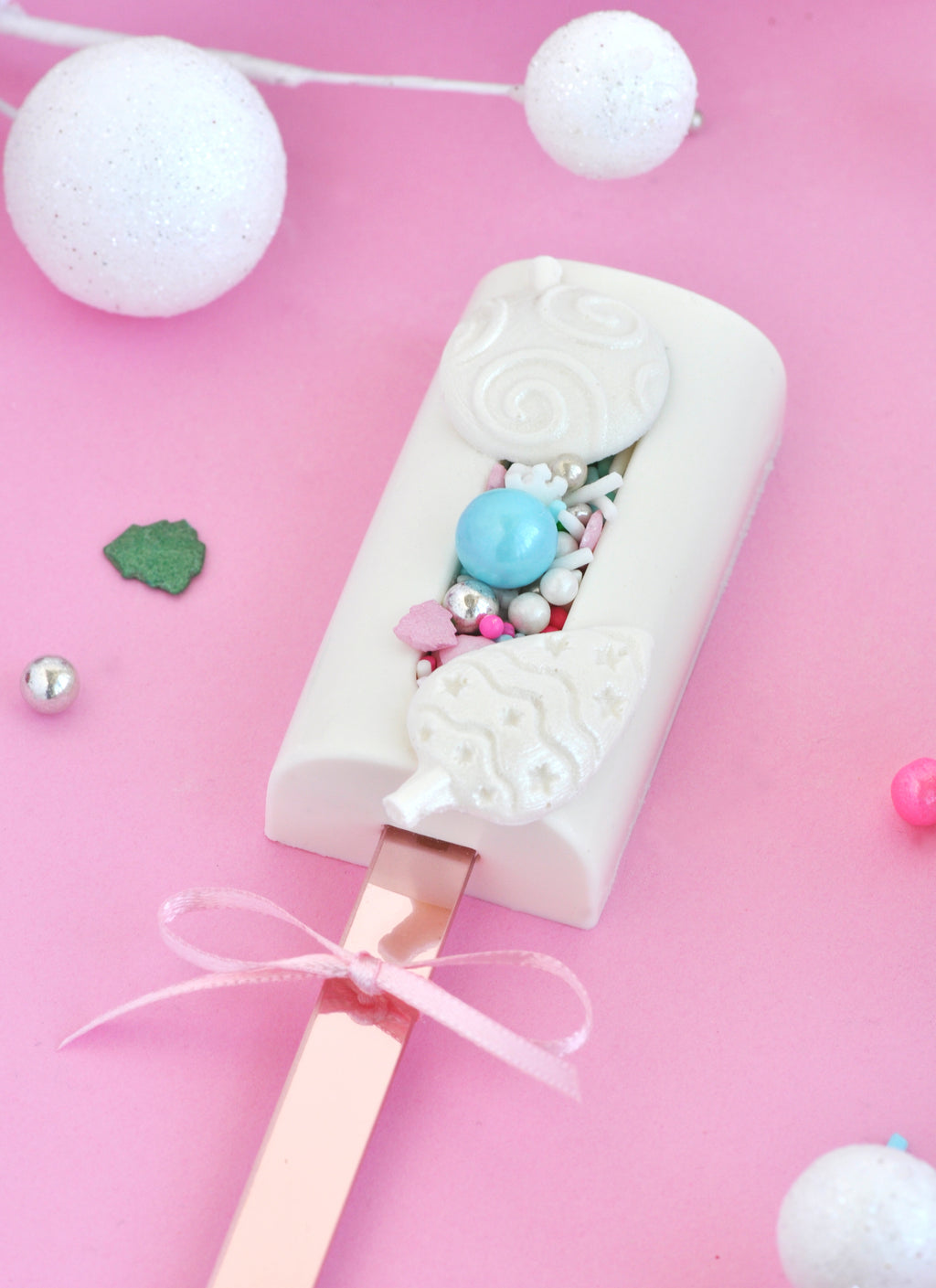 Cakesicle de picolé com sulco de granulado
