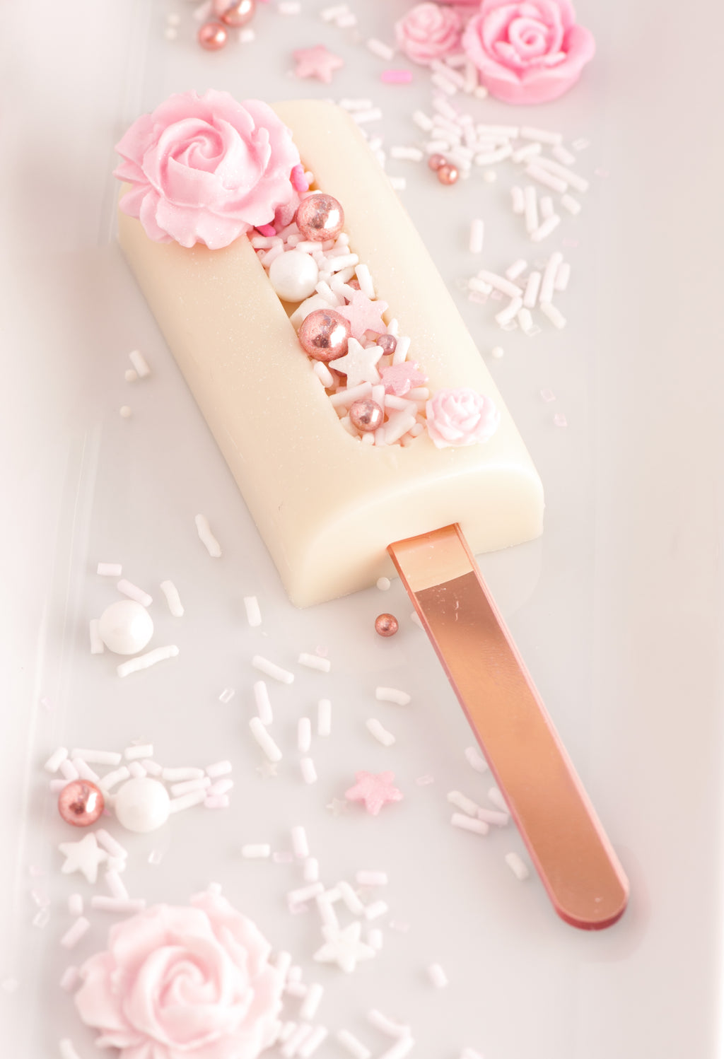 Cakesicle de picolé com sulco de granulado