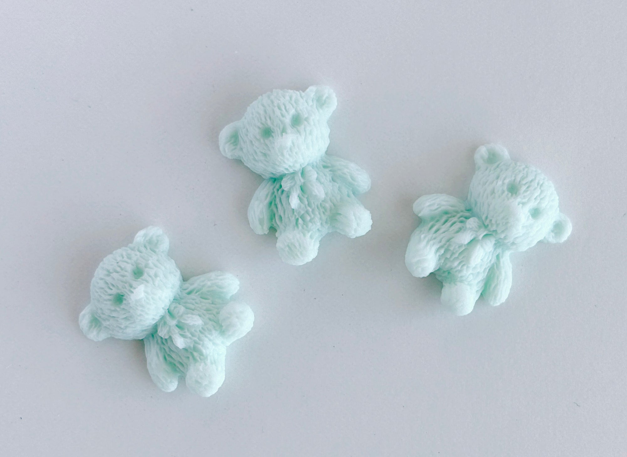 Fuzzy Sitting Teddy Bear (6 holtes)