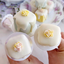 Load image into Gallery viewer, Spring Bee and Flower Mold (11 Cavity)
