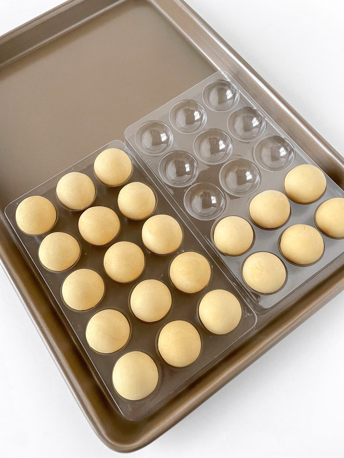 Cake Pop Resting Tray with Round Cake Pop Mold